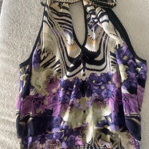 Sleeveless Bebe blouse with chain neck
